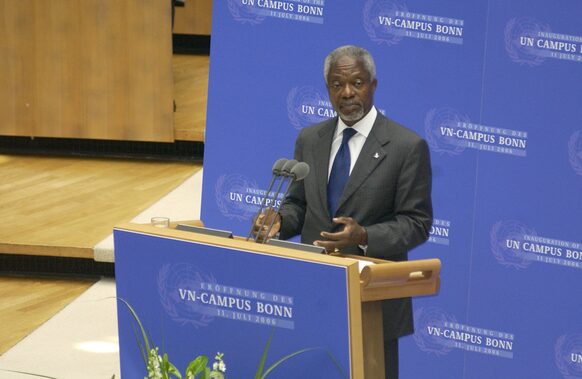 UNO-Generalsekretär Kofi Annan am Rednerpult im Plenarsaal