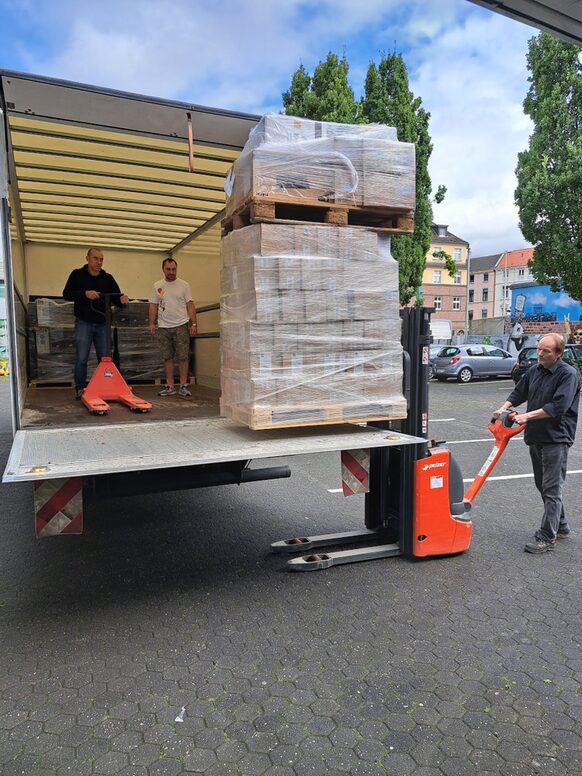 At the central warehouse for donations in kind in Bonn, the equipment has been loaded onto a truck.