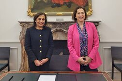 Usha Rao-Monari, Deputy Head of the United Nations Development Programme (l.) and Mayor Dr. Ursula Sautter in the Old Town Hall.