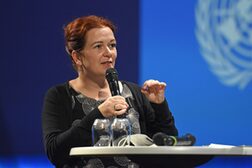 Oberbürgermeisterin Katja Dörner mit einem Mikrofon in der Hand bei einer Rede