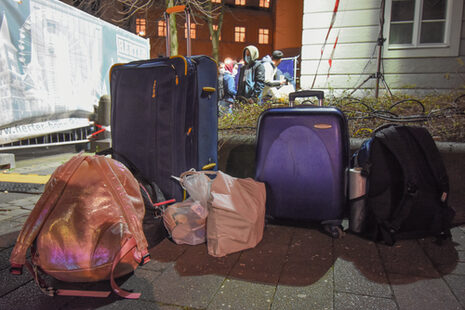 Koffer und Gepäckstücke von ukrainischen Flüchtlingen vor dem Windeckbunker in Bonn