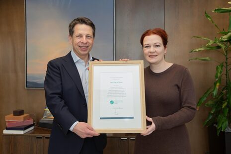 EFI-Direktor Dr. Robert Mavsar und Oberbürgermeisterin Katja Dörner mit der Urkunde "Waldhauptstadt 2024".
