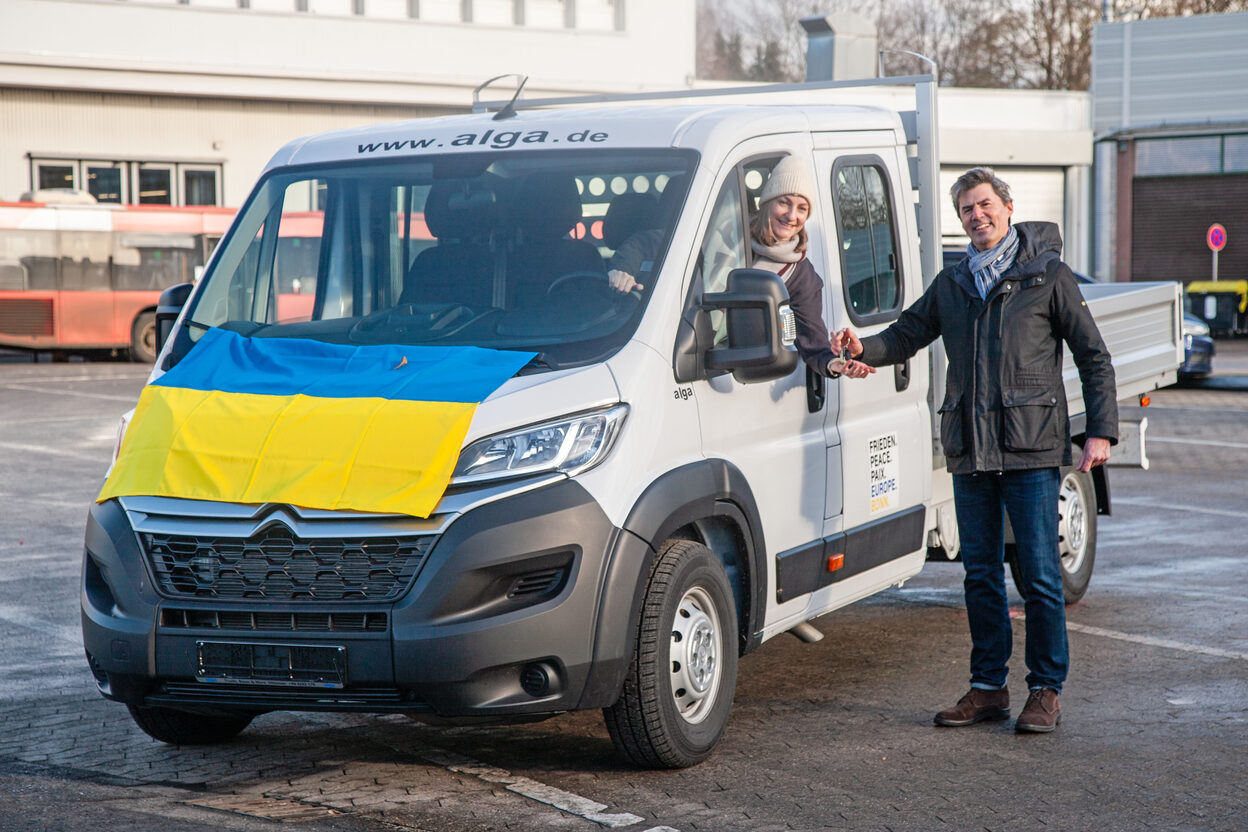 Stefan Wagner, Head of the City of Bonn's Department of International Affairs and Global Sustainability hands over the key for the flatbed truck for Kherson to Tamara Vukovic, Head of the Bonn branch of Blue-Yellow Cross.