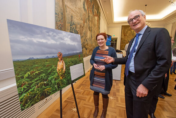 Mayor Katja Dörner and Crop Trust Executive Director Dr. Stefan Schmitz toured the Crop Trust's new exhibition at the launch of the annual partnership.