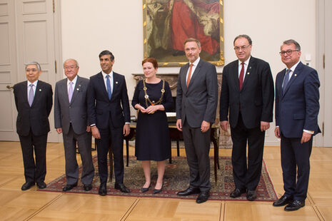 Finance ministers and central bank governors, the finance ministers and central bank governors of Germany, the United Kingdom and Japan signed the Golden Book of the City of Bonn in the presence of Mayor Katja Dörner.