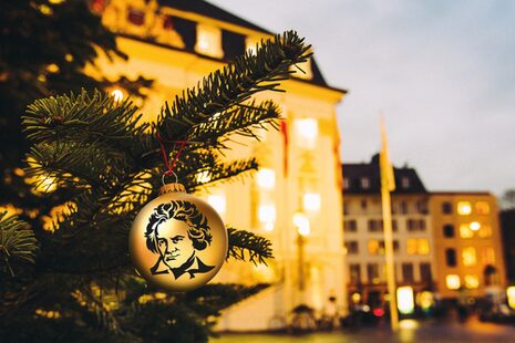 Am Weihnachtsbaum vor dem Alten Rathaus hängt eine Kugel mit dem Porträt Ludwig van Beethovens