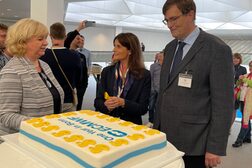 Florence Rabier, Director-General, ECMWF, cutting the birthday cake with  Gertrud Husch, Director General, BMDV Gerhard Adrian, President, DWD / President, WMO