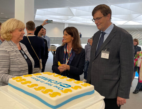 Florence Rabier, Director-General, ECMWF, cutting the birthday cake with  Gertrud Husch, Director General, BMDV Gerhard Adrian, President, DWD / President, WMO