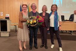 (from left) Mayor Katja Dörner congratulates Nicole Unterseh, who together with Gabi Mayer and Dr. Ursula Sautter will deputize for the Mayor.