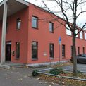 Die Stadtteilbibliothek Brüser Berg ist in einem rot angestrichenen Gebäude untergebracht