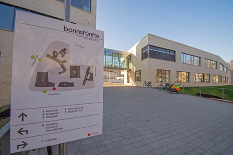 Hinweisschild am Eingang und Schulhof der Inklusiven Gesamtschule Bonns Fünfte