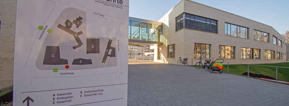 Hinweisschild am Eingang und Schulhof der Inklusiven Gesamtschule Bonns Fünfte