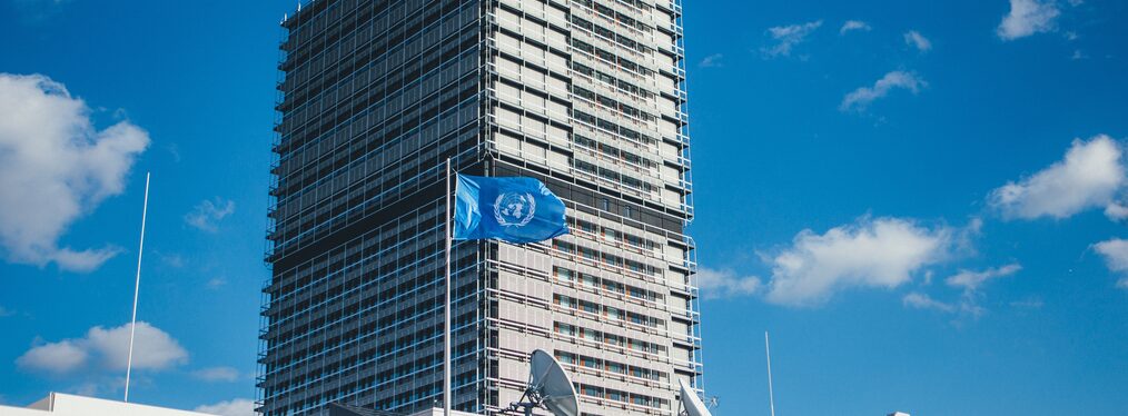 UN Tower am UN-Campus. Im Vordergrund die Flagge der UNO.