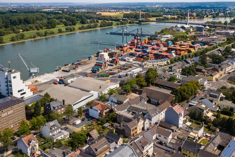 Drohnenaufnahme vom Bonner Hafen mit Blick auf den Rhein und der Nordbrücke.
