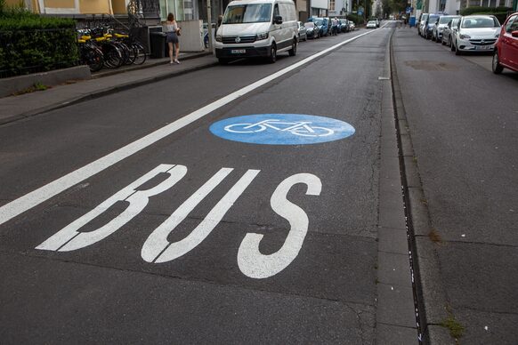 Umweltspur auf der Kaiserstraße mit Markierungen für Bus und Fahrrad.