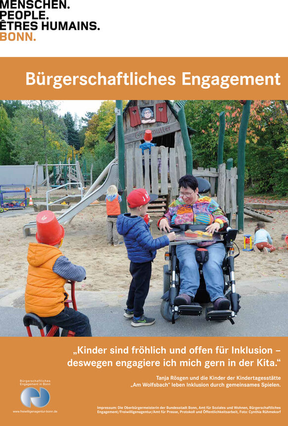 Plakat zum bürgerschaftlichen Engagement mit einer Frau im Rollstuhl und spielenden Kindern auf einem Spielplatz