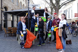 Eine Gruppe junger Menschen bei einer Aktion zur Müllbeseitigung in Bonn.