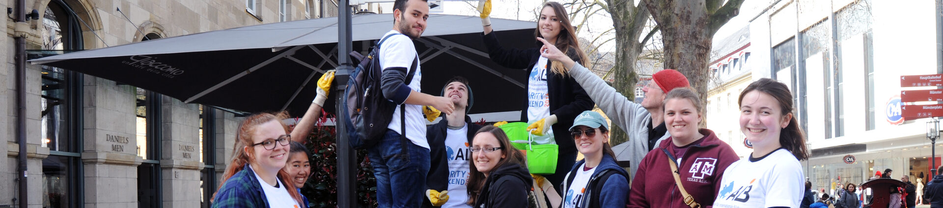Eine Gruppe junger Menschen bei einer Aktion zur Müllbeseitigung in Bonn.