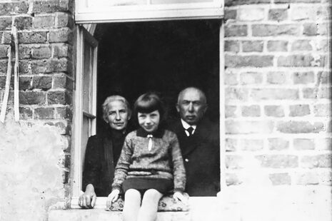 Das Foto zeigt Sibilla und Moses Klaber mit ihrer Enkelin Margot in Zülpich, August 1930.