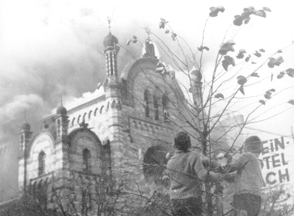 A burning synagogue in Bonn