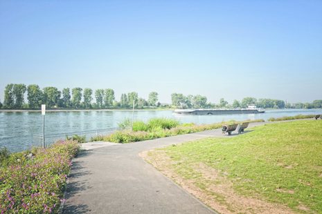 Fußgängerweg am Rhein