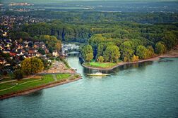 Das Luftbild zeigt die Siegmündung in den Rhein mit der Mondorfer Fähre