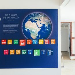 Eine Informationstafel mit demn 17 nachhaltigen Entwicklungszielen der Vereinten Nationen