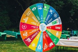 Ein Glücksrad mit den 17 Entwicklungszielen für Nachhaltigkeit