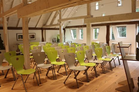 Stuhlreihen im großen Seminarraum im Haus der Natur