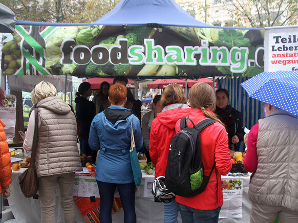 Menschen an einem Infostand zum Thema Foodsharing