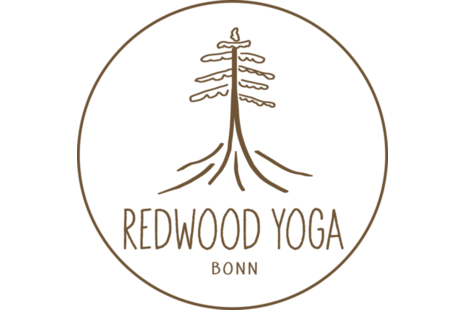 Das Logo zeigt einen gezeichneten Baum und den Schriftzug Redwood Yoga Bonn