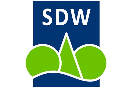 Das gezeichnete Logo der Schutzgemeinschaft Deutscher Wald zeigt grüne Laub- und Nadelbäume vor blauem Hintergrund
