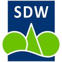 Das gezeichnete Logo der Schutzgemeinschaft Deutscher Wald zeigt grüne Laub- und Nadelbäume vor blauem Hintergrund