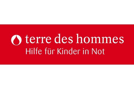 Das Logo zeigt den Schriftzug terre des hommes, Hilfe für Kinder in Not auf rotem Untergrund