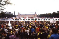 Hunderttausende Menschen bei einer Friedensdemonstration im Bonner Hofgarten