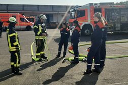 Girls' Day bei der Bonner Feuerwehr: Die Mädchen werden angeleitet.