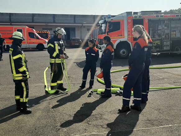 Girls' Day bei der Bonner Feuerwehr: Die Mädchen werden angeleitet.