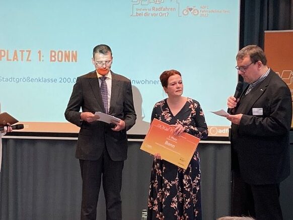 Stellvertretend für die Stadt Bonn nimmt Oberbürgermeisterin Dörner die Auszeichnung entgegen.
