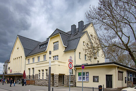 Das Bahnhofsgebäude in Bad Godesberg mit der ehemaligen Klangstation