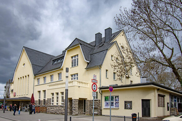 Das Bahnhofsgebäude in Bad Godesberg mit der ehemaligen Klangstation.