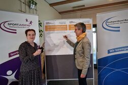 Oberbürgermeisterin Katja Dörner und SSB-Vorsitzende Ute Pilger unterzeichnen als erste die Plakataktion gegen Rassismus und Ausgrenzung.