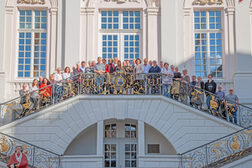 OB Dörner mit Dienstjubilarinnen und Dienstjubilaren auf der Treppe des Alten Rathauses.