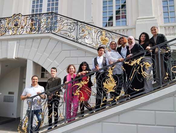 Gruppenbild der sieben Jugendlichen und jungen Erwachsene auf der Freitreppe des Alten Rathauses