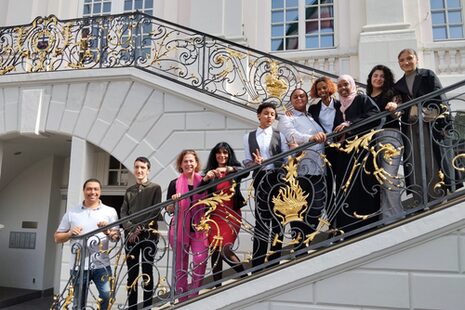 Gruppenbild von sieben Jugendlichen und jungen Erwachsene auf der Freitreppe des Alten Rathauses