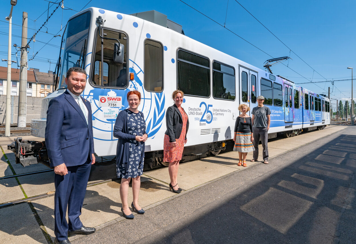 Die UNO-Stadtbahn mit Vertreter*innen von Stadt, SWB, der Vereinten Nationen in Bonn sowie Künstler Özi.