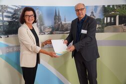 Regierungspräsidentin Gisela Walsken überreicht den Förderbescheid an Bonns Stadtbaurat Helmut Wiesner.