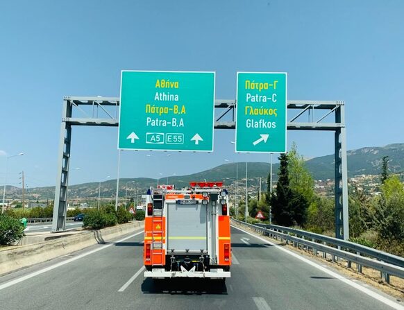 Ein Feuerwehrauto auf einer Straße in Griechenland
