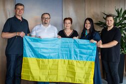 Die Gäste mit OB Dörner hinter einer Ukraine-Flagge.