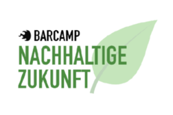 Das Bild zeigt das Logo der Veranstaltung Barcamp Nachhaltige Zukunft in grüner Schrift mit einem Blatt im Hintergrund.