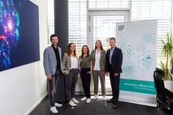 Das Bild zeigt von links nach rechts: Simon Hecht und Vera Zimmermann vom Digital Hub Bonn mit Eva Paul, Victoria Appelbe und Stefan Sauerborn von der Bonner Wirtschaftsförderung.
